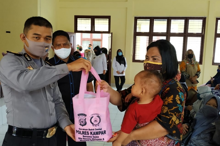 Bhayangkari Polres Kampar Distribusikan 100 Paket Bantuan Kemanusiaan