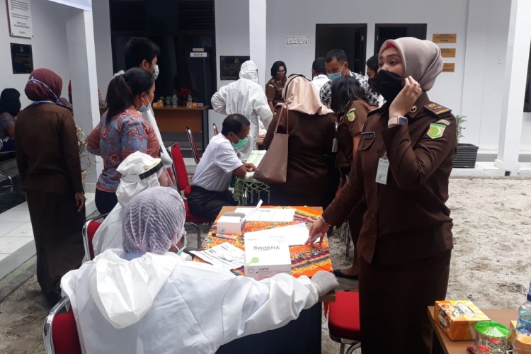 Tes Rapid 65 Pegawai Kejari Karo Non-Reaktif