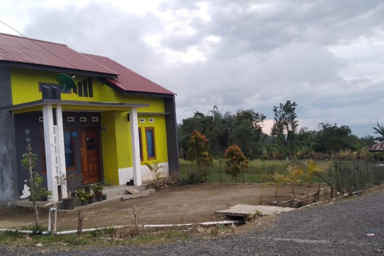 Anak Kades Dan Beberapa Perangkat Desa Terima Bantuan Bedah Rumah