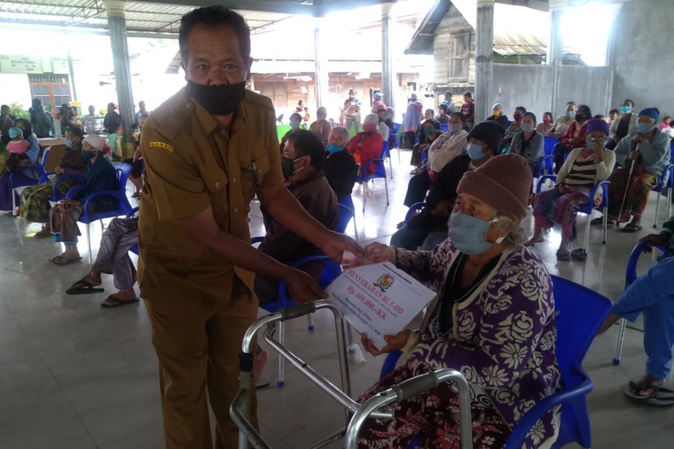 Pemdes Saribun Salurkan BLT-DD dan Bantuan Gizi
