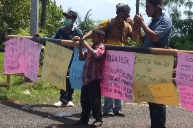 Gelar Unjuk Rasa Warga Desa Rawa Indah Minta Kades Diberhentikan