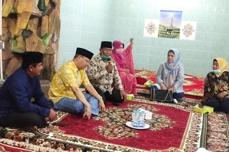 Doa dan Cerita Haru Masyarakat Kampung Nelayan Kenang Jasa Rohidin : Semoga Rakyat Bengkulu Terbuka Hatinya Memilih Bapak