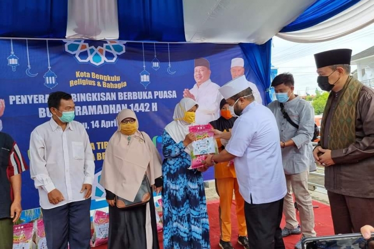 Walikota dan Direktur PDAM Tirta Hidayah Berbagi Bingkisan Untuk Penyapu Jalan Dan Warga