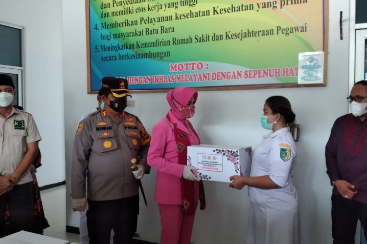KSJ dan Bhayangkari Cabang Batu Bara Berikan Makanan di RSUD 