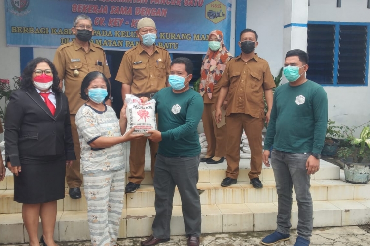 CV Key Key Bagikan 750 Karung Beras Kepada Warga Pancur Batu