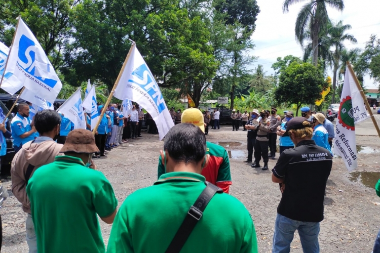 Aksi Buruh Kapolres Semarang Minta Massa Sampaikan Aspirasi dengan Tertib