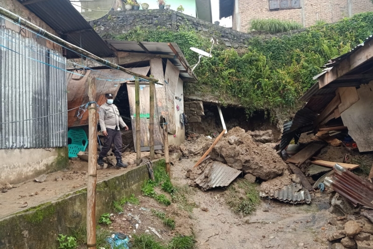 Akibat Hujan Deras 5 Rumah Warga Desa Gongsol Tertimbun Material Longsor