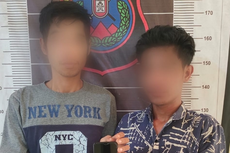 Kedua pelaku pencurian hp diamankan Polsek Lima Puluh (Foto : Humas PolresBB)