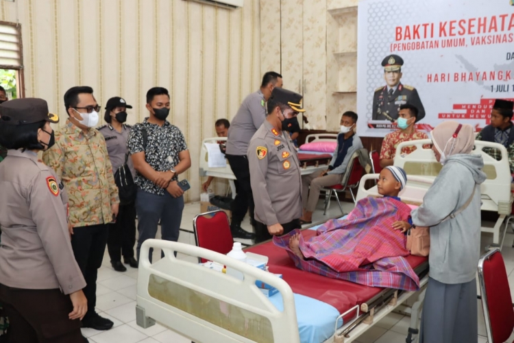 Kapolres meninjau anak yang mengikuti khitanan massal (foto : HumaspolresBB)