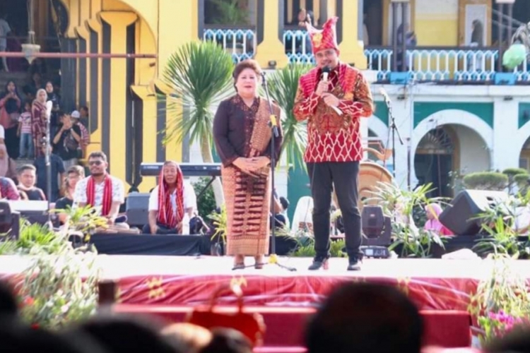 Hadiri Kerja Tahun Kuta Medan Walkot Medan dan Bupati Karo Menari Bersama