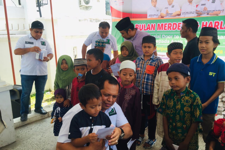 Pembina KSJ Batu Bara saat memberikan santunan kepada puluhan anak yatim (foto/Zulfauzan) Pembina KSJ Batu Bara saat memberikan santunan kepada puluhan anak yatim (foto/Zulfauzan)