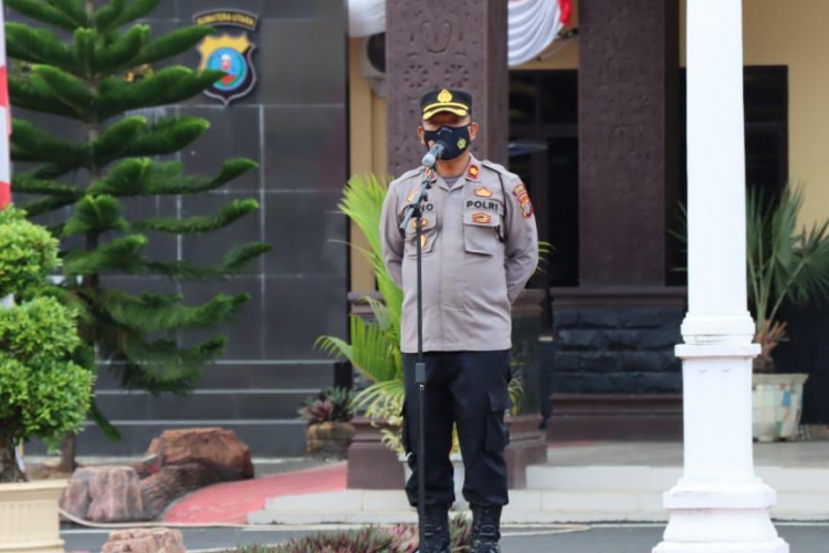 Waka Polres Batu Bara Kompol Jono Sirait saat memimpin apel pagi (foto: HumaspolresBB)