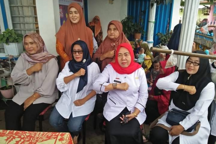 Kadinkes Laksanakan Kegiatan Emo Demo di Posyandu Sawah Lebar Baru