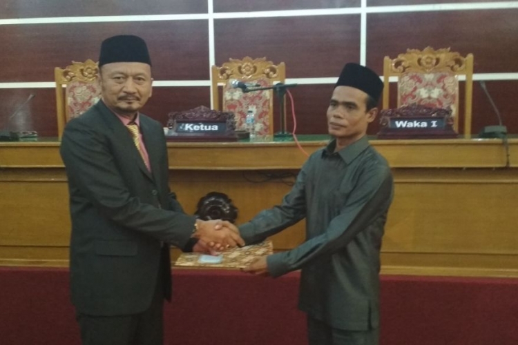 Penyerahan LKPJ yang diserahkan oleh Waka II DPRD kepada Sekda Kota Bengkulu