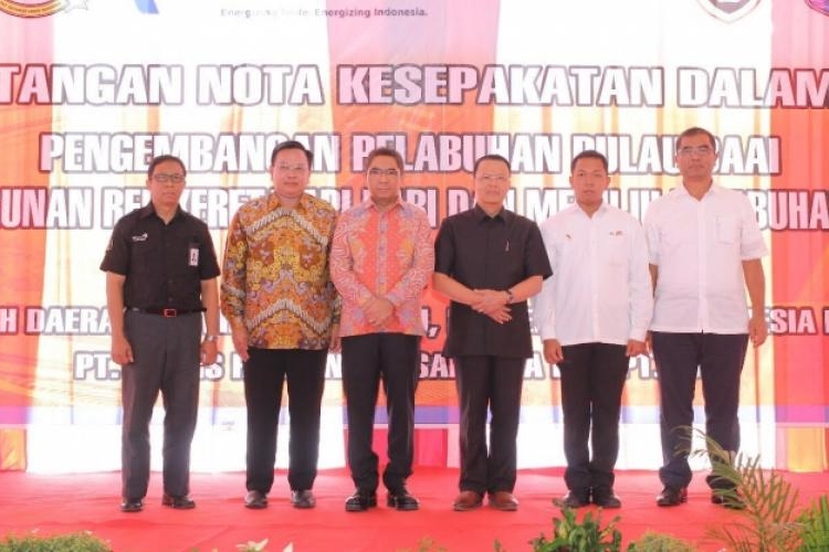 Foto bersama usai melakukan penandatanganan nota kesepahaman
