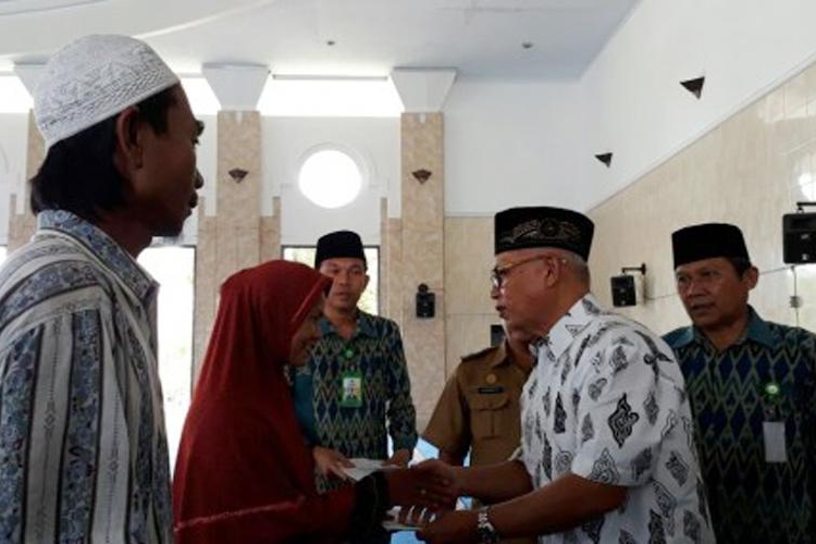 Baznas Kota Bengkulu menyalurkan zakat kepada 40 mustahiq di Masjid At-taqwa