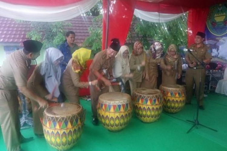 Wakil Walikota Patriana Sosialinda yang diwakili oleh Asisten I Setda Kota Bengkulu Fachriza Razie membuka secara resmi bazar dan pasar rakyat di Lapangan View Tower