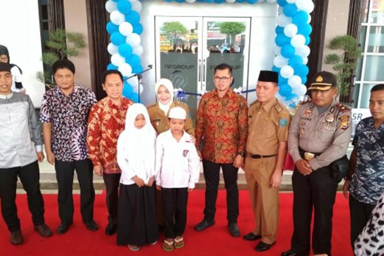 Wakil Walikota Bengkulu Patriana Sosialinda Selasa (19/9/2017) melakukan Grand Opening FIF Group Cabang Bengkulu