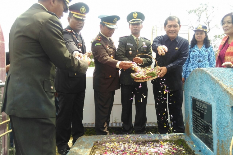 Tabur Bunga Di Makam Pahlawan 
