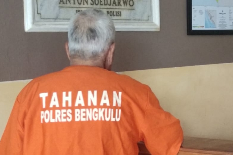 Foto tersangka saat ditahan Polres Kota Bengkulu