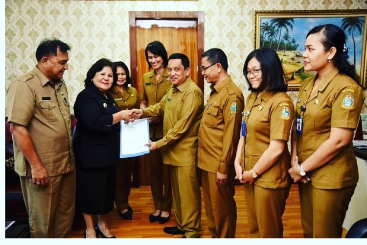 Kode registrasi desa diserahkan Asisten Administrasi Umum dan Aset Pemprov Sumut Mhd Fitriyus didampingi Kepala Dinas Pemberdayaan Masyarakat dan Desa Sumut Aspan Sofian kepada Wakil Bupati Karo Cory Sebayang(ist)