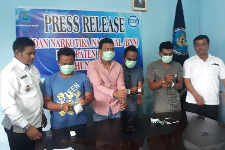 Terduga Pelaku bersama kepala BNNK  dan Kasibrantas BNNK