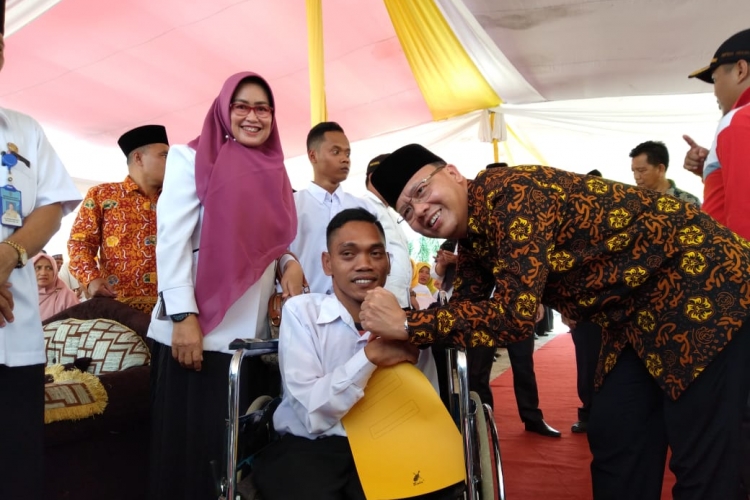Terima SK dari Gubernur Rohidin GTT Penyandang Disabilitas Luapkan Kebahagiaan dan Haru