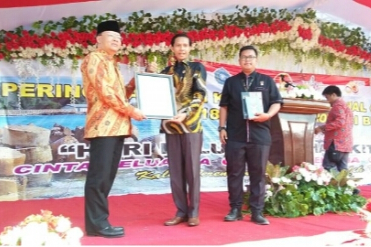 Plt Gubernur Bengkulu Serahkan Piagam Kepada Bupati Kaur
