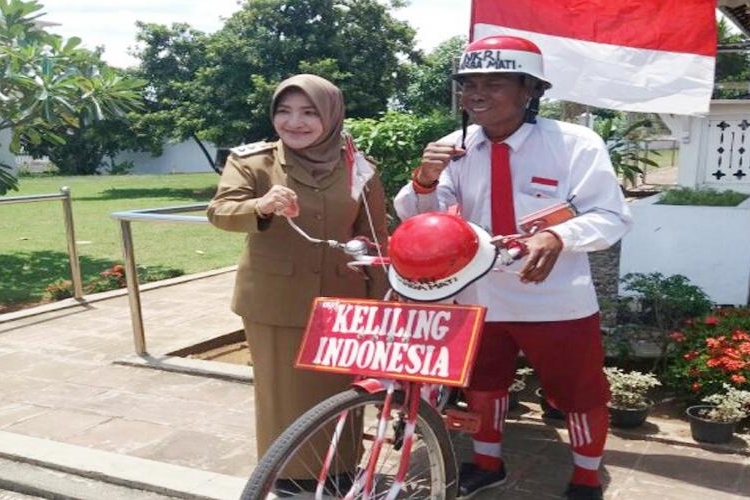 Wakil Walikota Patriana Sosialinda menyambut dengan ramah kedatangan Damin