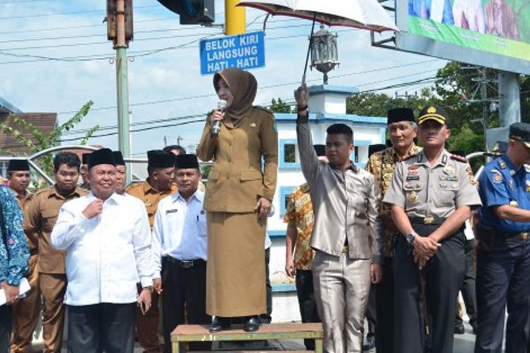 Wakil Walikota Bengkulu Patriana Sosialinda bersama FKPD, Kepala Kemenag Kota dan Kepala OPD di Lingkungan Pemerintah Kota Bengkulu melepas peserta pawai taaruf Musabaqah Tilawatil Quran (MTQ) ke XXXIII