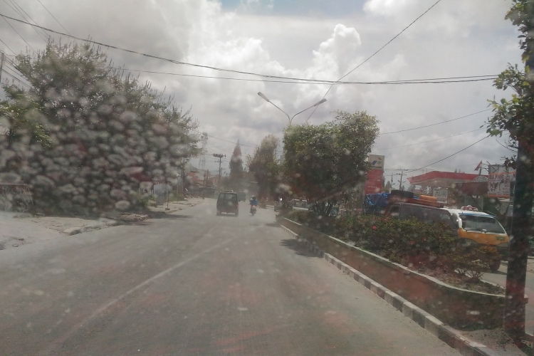 TERPAPAR ABU VULKANIK : Abu vulkanik dari proses erupsi Gunung Sinabung terpapar terkena abu sekitar jalan di Kabanjahe