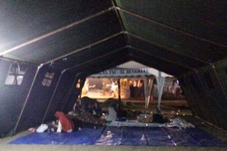 Pemkot Bengkulu memberikan bantuan kepada warga terkena banjir