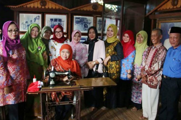 Menteri Sosial RI Khofifah Indar Parawansa disela-sela kunjungan kerjanya di Bengkulu pada Sabtu (12/8/2017)