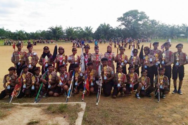 Wakil Walikota Bengkulu Ir. Patriana Sosialinda selaku ketua kwartir cabang gerakan pramuka 0407 Kota Bengkulu sore tadi Minggu (11/09/2016) menutup lomba jambore pramuka