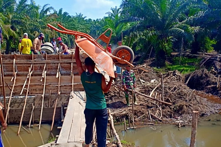 Masyarakat dan Satgas TMMD Kebut Pengerjaan Pondasi Jembatan