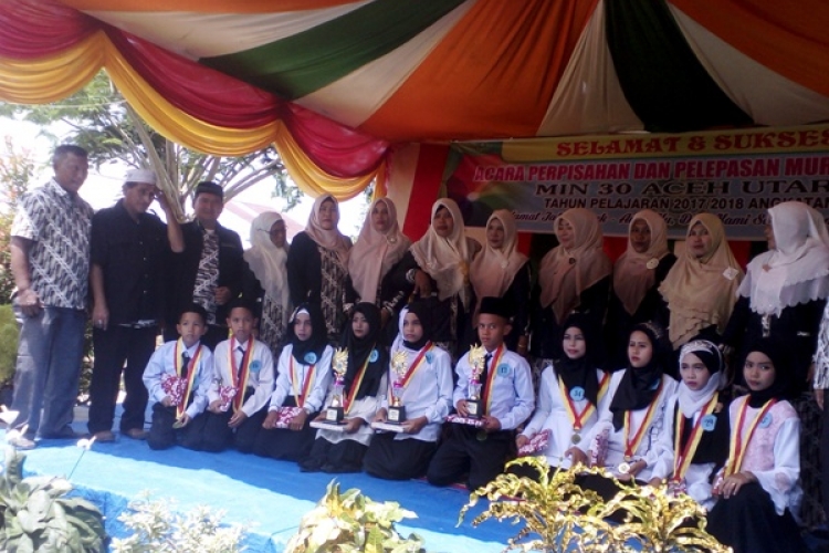 Pada Acara penyerahan Murid Min 30 Kepada Orang Tua Wali, Juga penyerahan Hadiah Kepada Murid Berprestasi