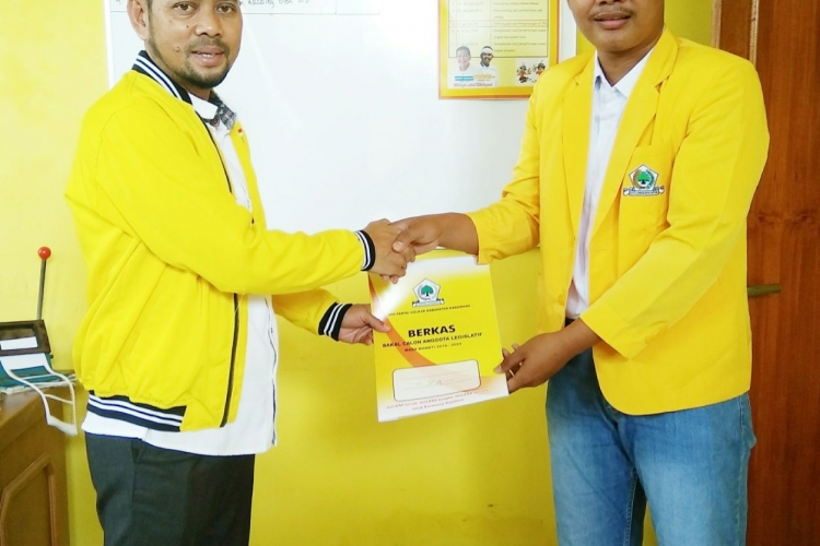 Fajar Adithya Paksi (kanan) saat menyerahkan berkas kelengkapan administrasi pencalonan kepada Sekjend DPD Golkar, Suryana (kiri).