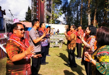 Bupati Karo didampingi Kapolres Tanah Karo AKBP Yustinus Setyo Indriono Ketua TP PKK kabupateb karo Ny Sariati Sitompul sejumlah OPD dan ASN menari bersama usai perayaan hari jadi kabupaten karo ke 74 resmi ditutup