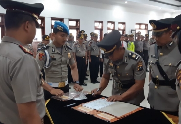 Kapolres Tanah Karo AKBP Yustinus Setyo SH SIK  Saat Melantik Kasat Lantas Iptu Agus Ita Lestari Br Ginting SIK MSi  dan Kapolsek Simpang Empat AKP Ridwan Harahap