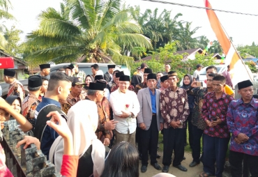 Kunjungi Desa Napal Putih Gubernur Rohidin Jawab Keluhan Jalan dan Jembatan