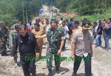 Bupati dan FKPD Tinjau Pembangunan Jembatan Komposit Karya TMMD