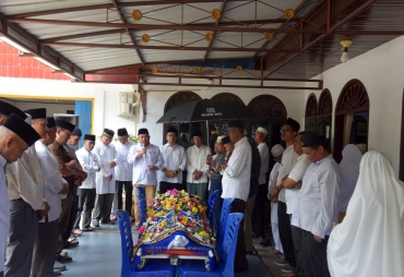 Bupati Kampar Antar Almarhum Aboe KS Ke Tempat Peristirahatan Terakhir