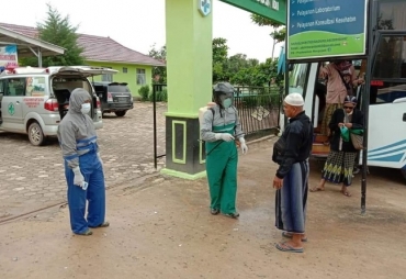 Antisipasi Corona Camat dan Polsek Mesuji Timur Semprot Disinfektan Bus