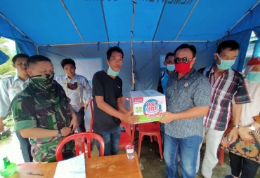 Tinjau Posko Perbatasan Ketua DPRD Salurkan Bantuan