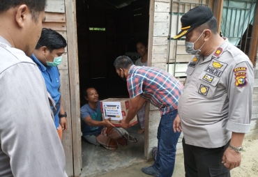 Dukung Social Distancing Polsek Tapung Distribusikan Bantuan Sembako