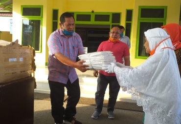 Peduli Tenaga Medis Keluarga Besar H Oloan Siadari Sumbang APD