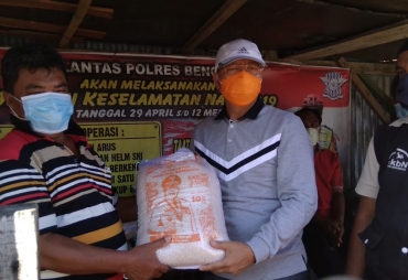 Salurkan Bantuan Beras Gubernur Rohidin Utamakan Masyarakat Menengah ke Bawah