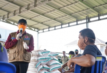 Serahkan Bantuan Gubernur Rohidin Dialog dari Hati ke Hati Bersama Warga