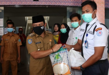Walikota dan Wawali Berikan Secara Langsung Sembako Dari BasNas