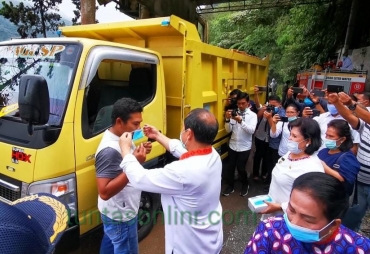 FKPD Karo Pantau Penyemprotan dan Pembagian Masker di Perbatasan Daulu